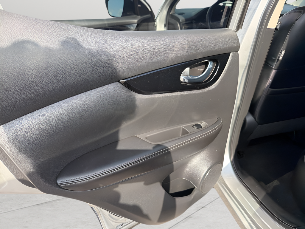 Used 2022 Silver Nissan SL image 19