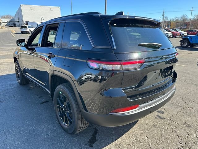 New 2026 Diamond Black Crystal Pearl-Coat Exterior Paint Jeep Laredo Altitude image 7