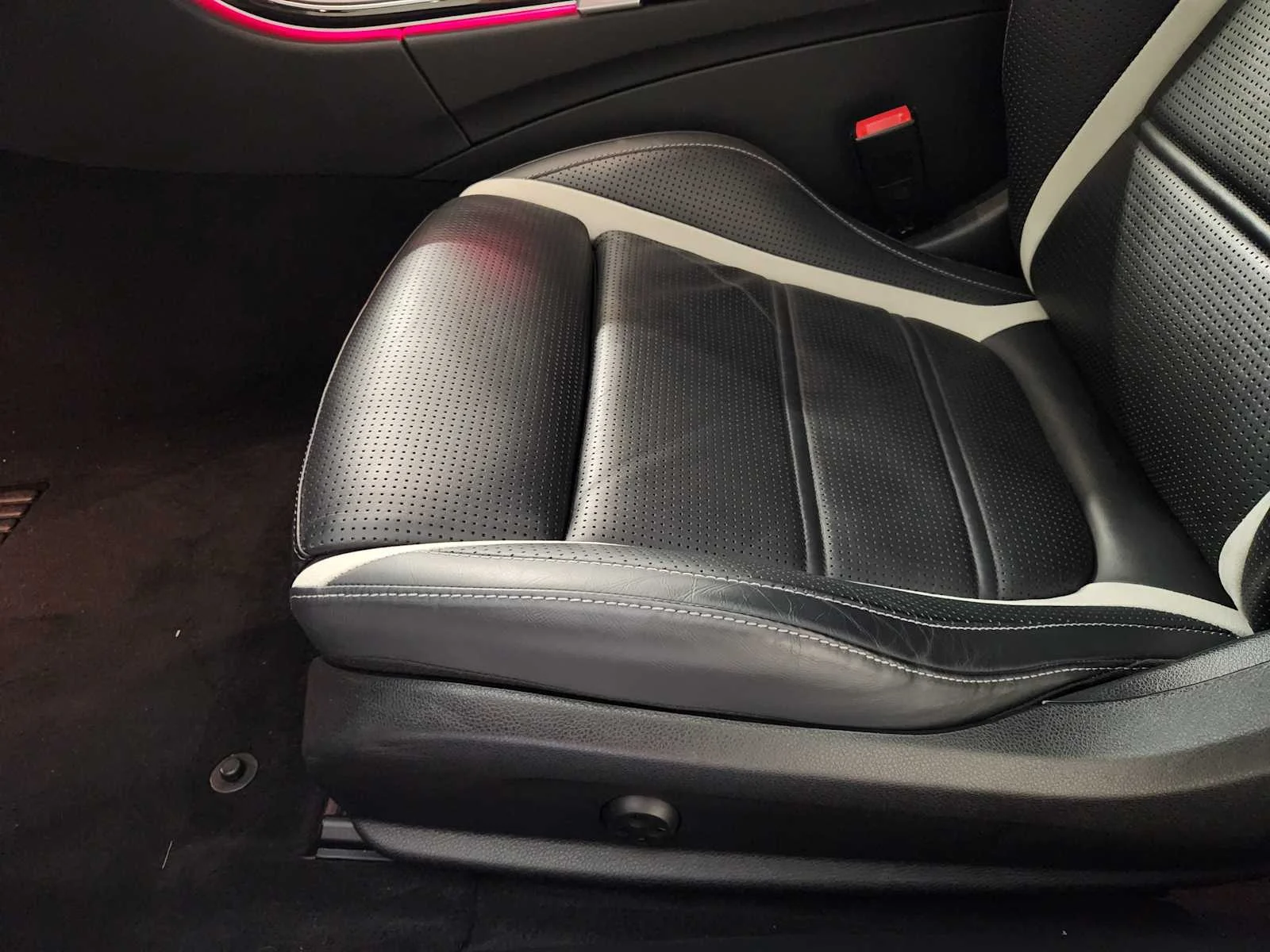 Used 2023 MANUFAKTUR Diamond White Metallic Mercedes-Benz AMG® C 63 S image 40