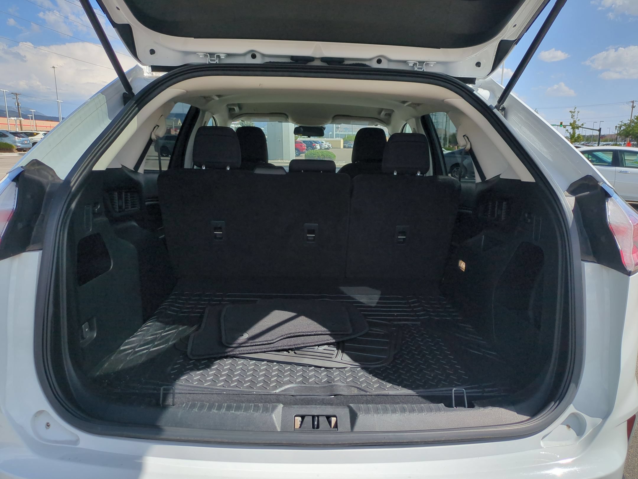 Used 2022 Oxford White Ford SE image 28