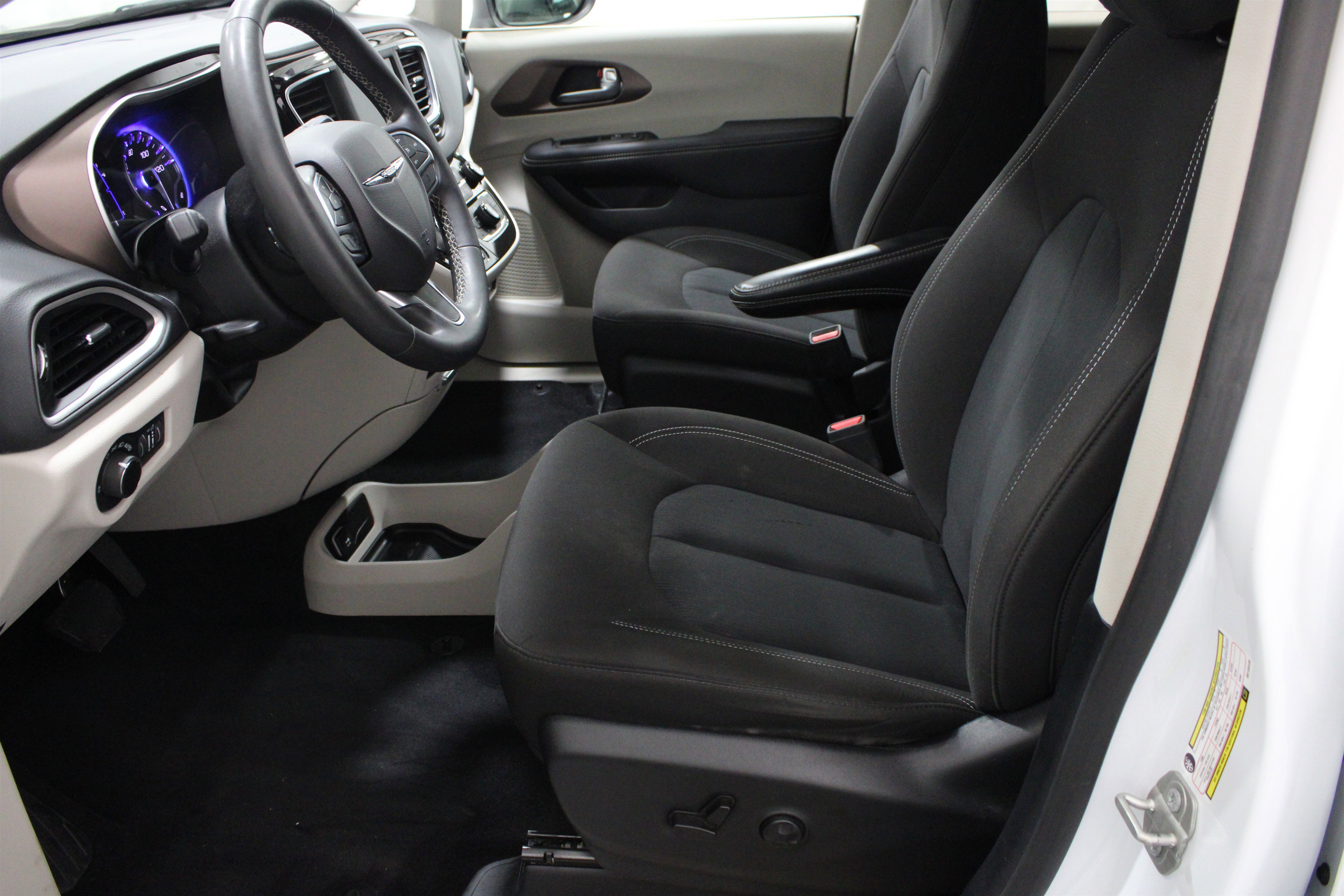 Used 2024 Bright White Clearcoat Chrysler LX image 5