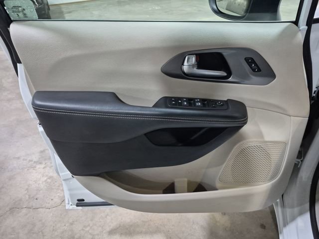 Used 2023 Bright White Clearcoat Chrysler Touring L image 21