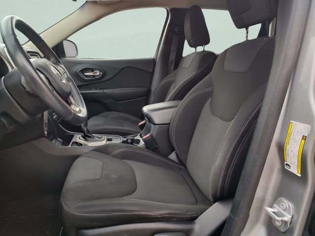 Used 2016 Silver Jeep Latitude image 25
