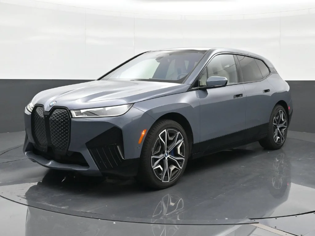Used 2024 Gray BMW xDrive50 image 1