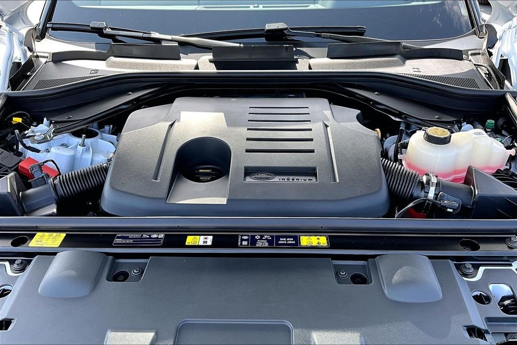 New 2026 FUJI WHITE Land Rover Dynamic SE image 12
