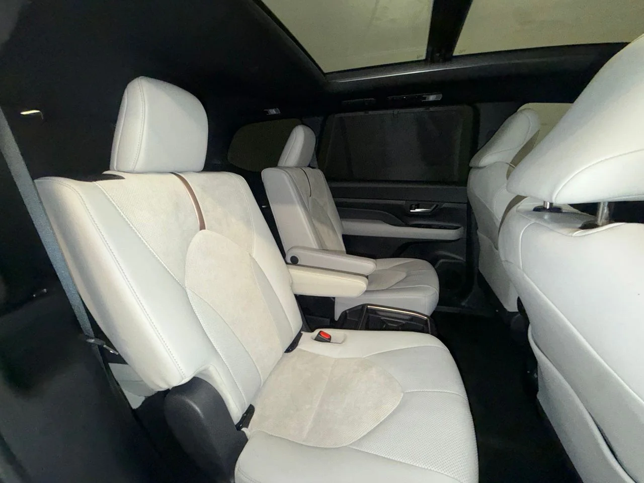 Used 2025 White Toyota MAX Platinum image 25
