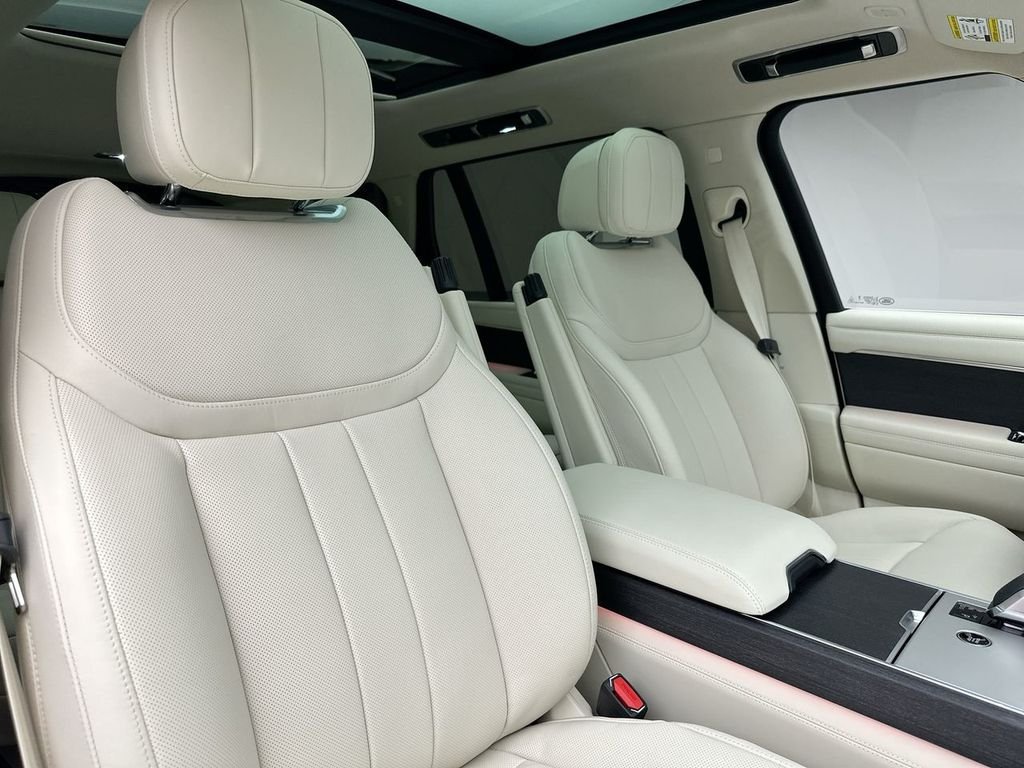Used 2024  Land Rover SE image 11