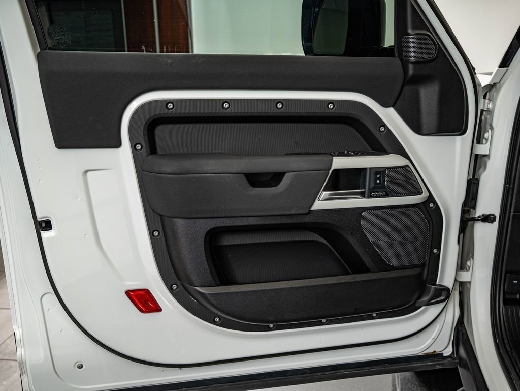 Used 2023 White Land Rover X-Dynamic SE image 18