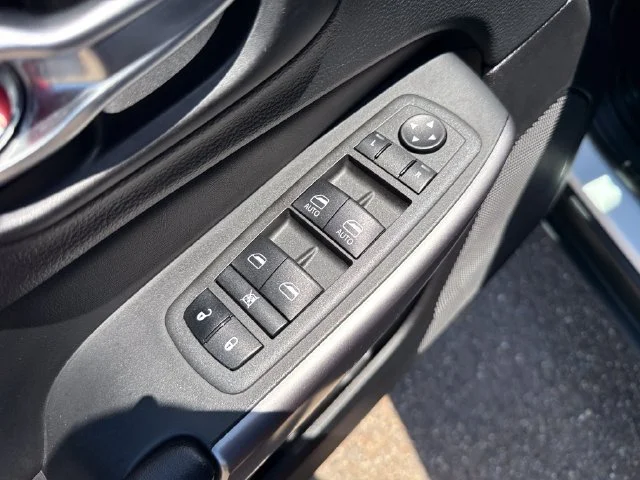 Used 2022 White Jeep Latitude Lux image 11
