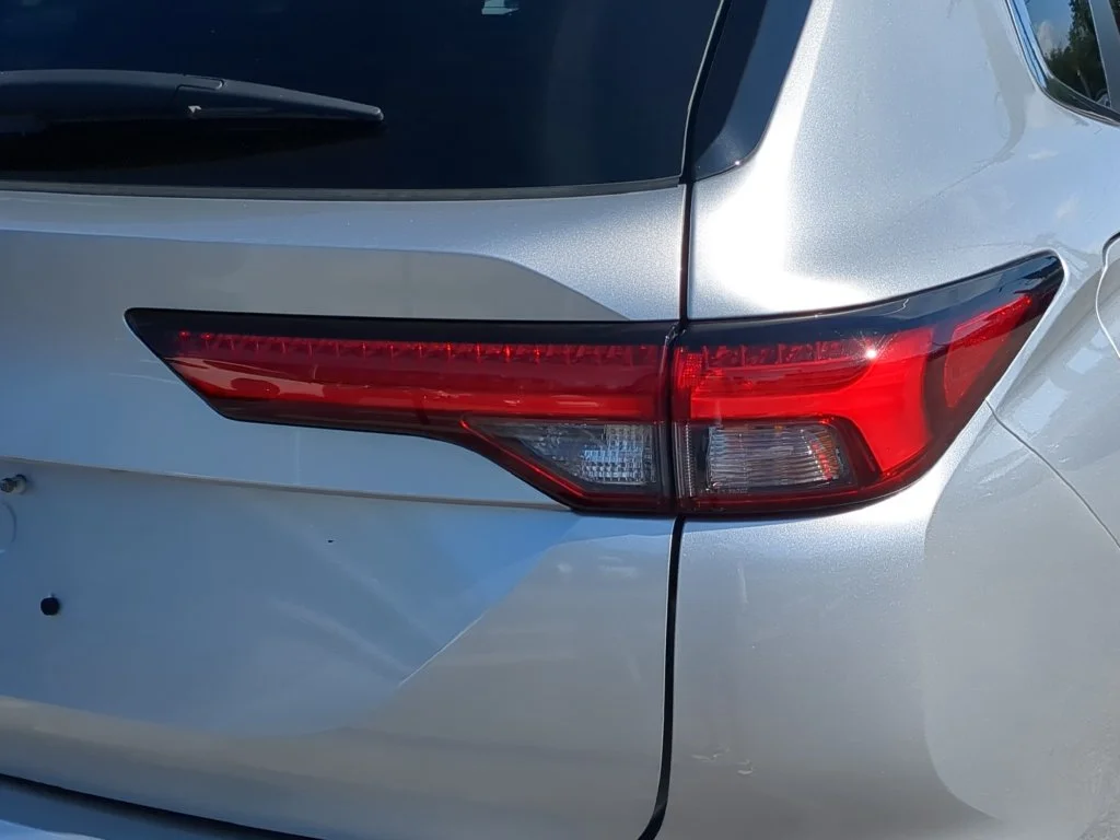 Used 2024 Silver Mitsubishi ES image 9