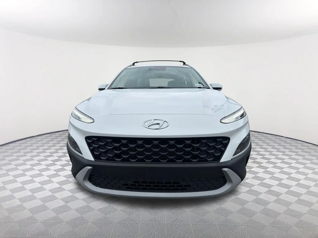 Used 2023 White Hyundai SEL image 2