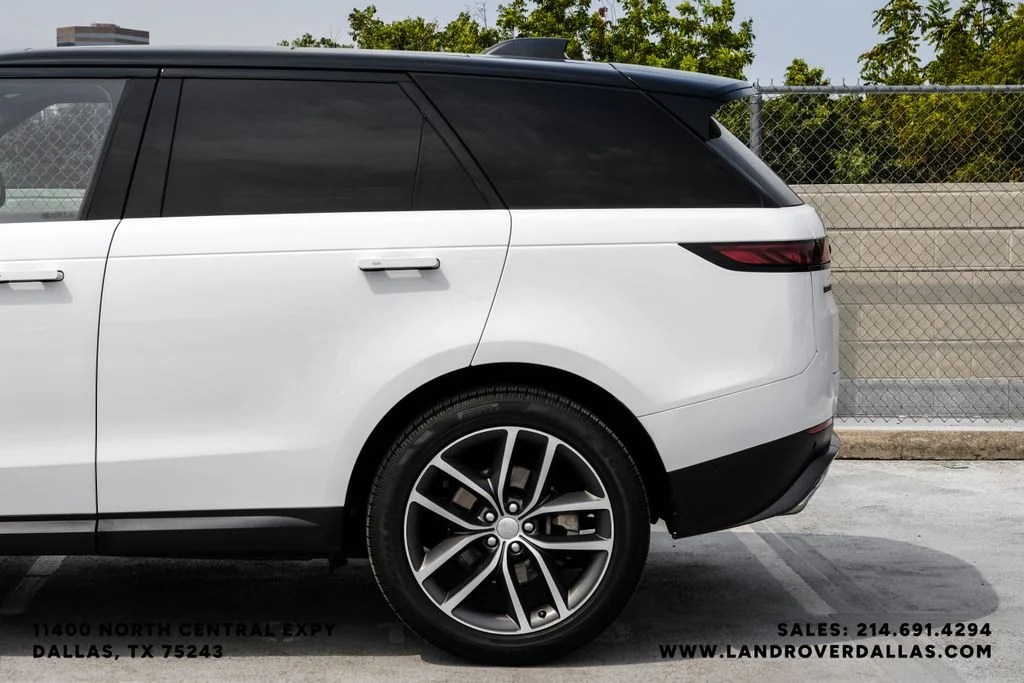 Used 2023 Fuji White Land Rover SE image 15