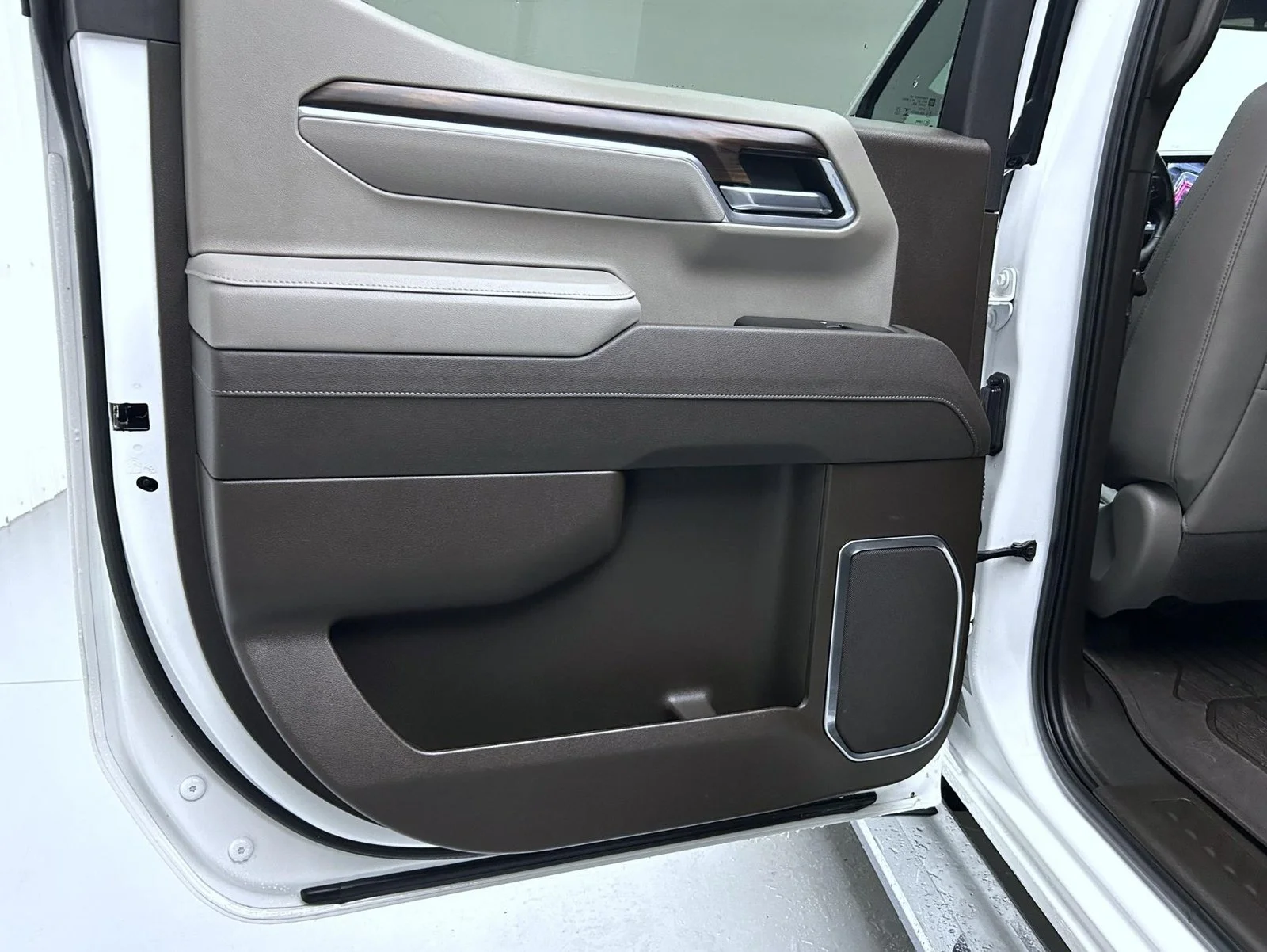 Used 2025 White GMC SLT image 20