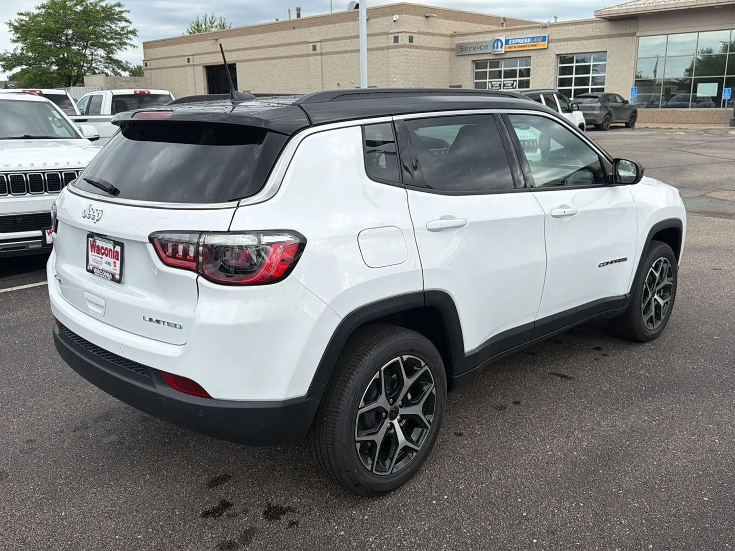 New 2026 Bright White Clear-Coat Exterior Paint Jeep Limited image 7