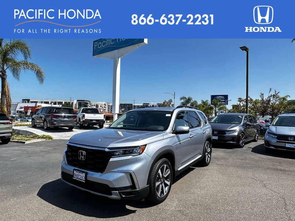 Used 2023  Honda Touring image 2