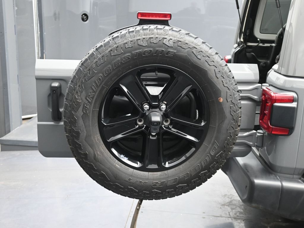 Used 2023 Gray Jeep Altitude image 10