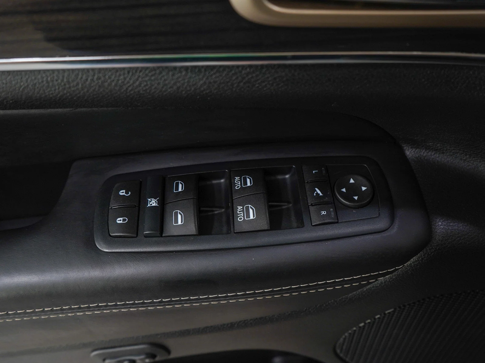 Used 2016 Brilliant Black Crystal Pearlcoat Jeep Overland image 21