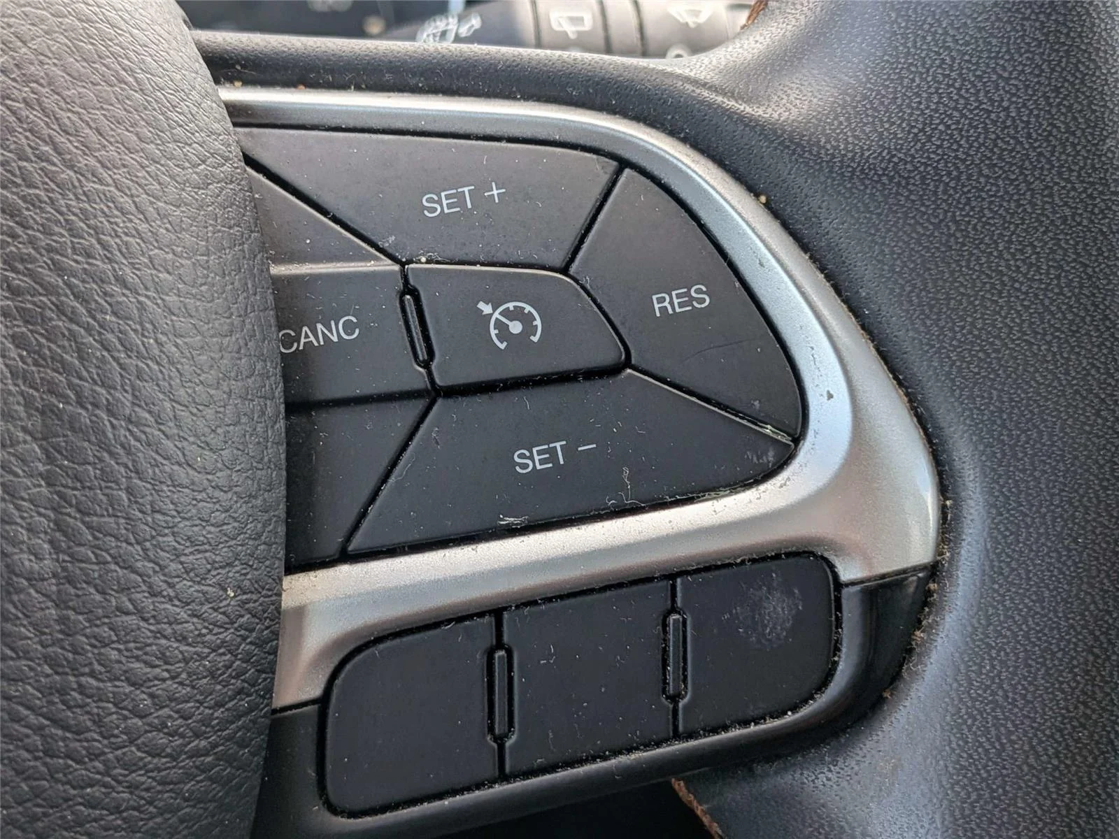 Used 2021  Jeep Latitude image 26