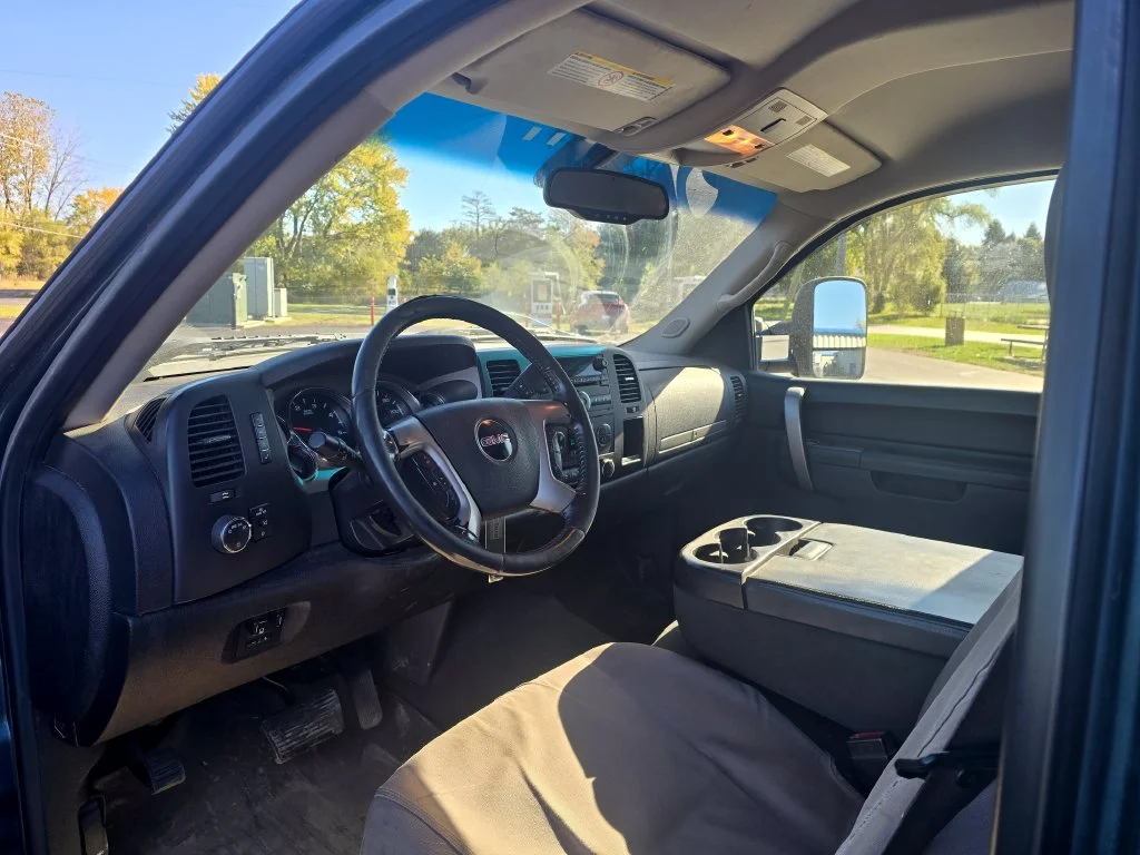 Used 2011 Stealth Gray Metallic GMC SLE image 10