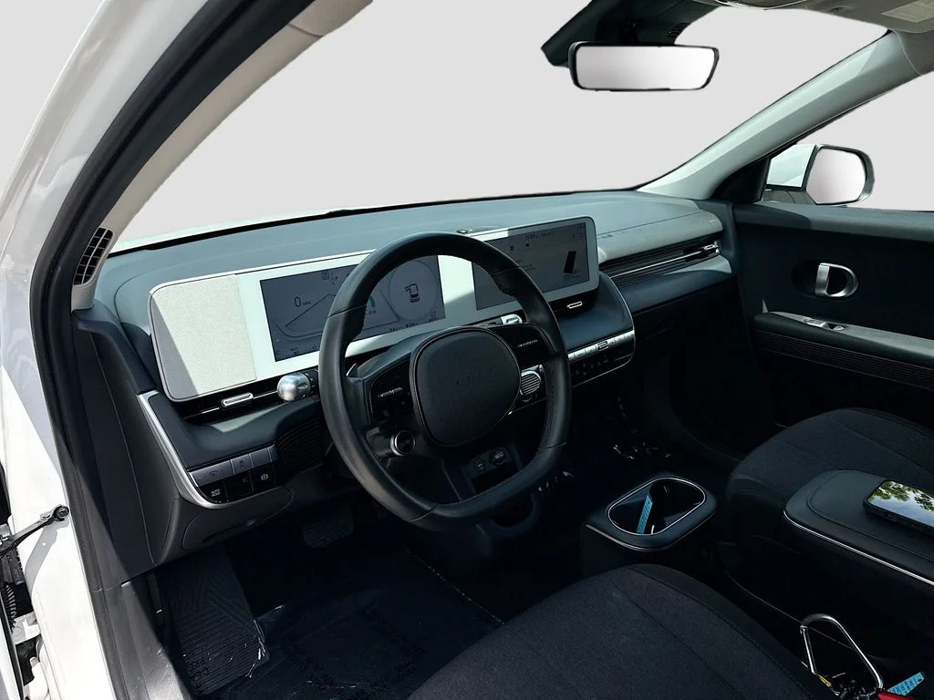 Used 2023 White Hyundai SE image 9