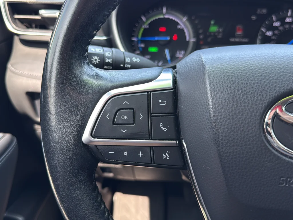 Used 2021 Silver Toyota Platinum image 16