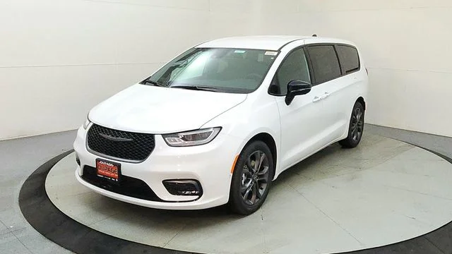 New 2026 Bright White Clear-Coat Exterior Paint Chrysler Select image 3
