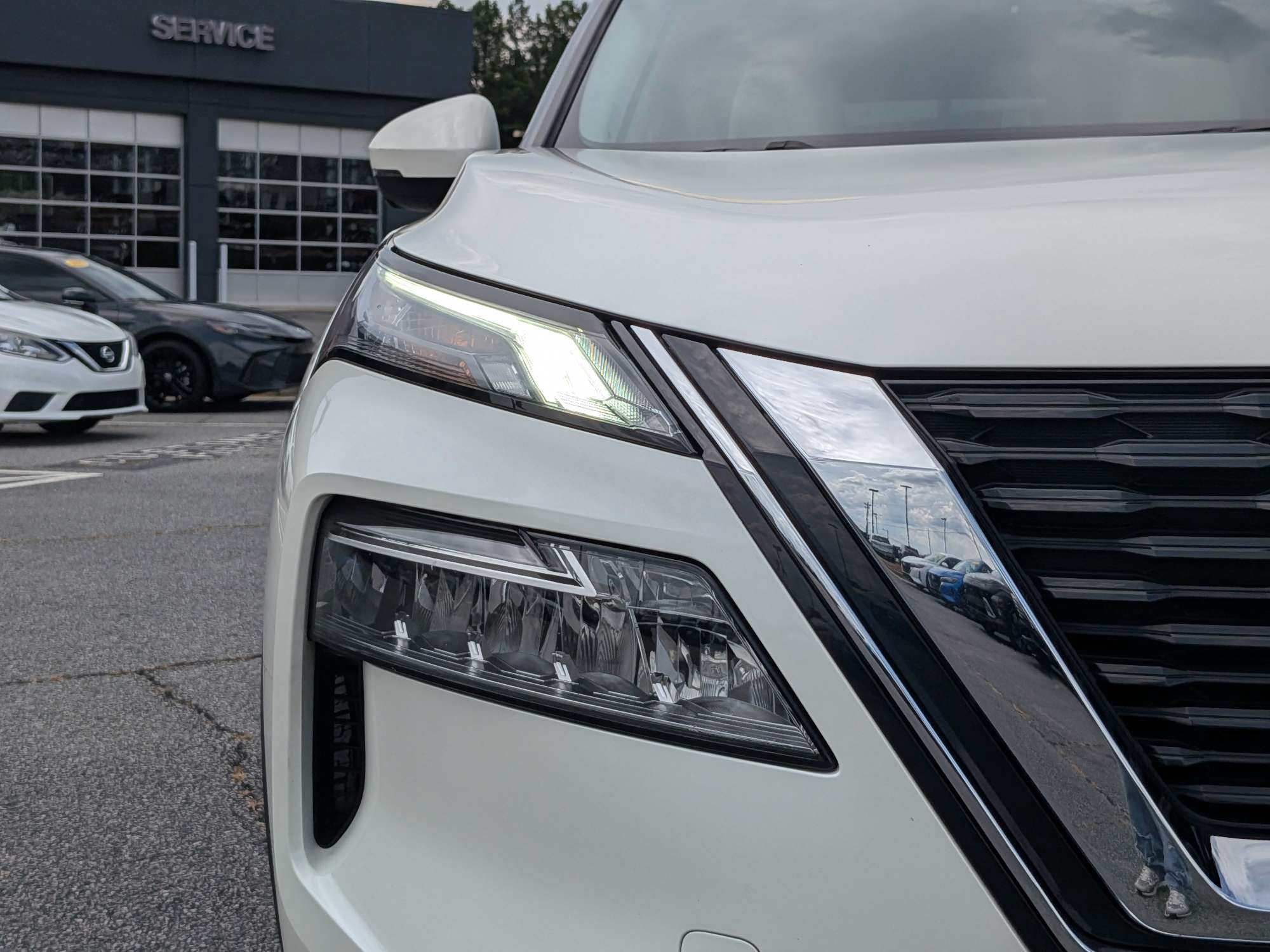 Used 2023 White Nissan SL image 9