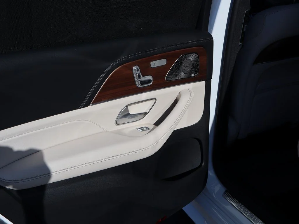 New 2026 MANUFAKTUR Moonlight White Metallic Mercedes-Benz GLS 450 image 25