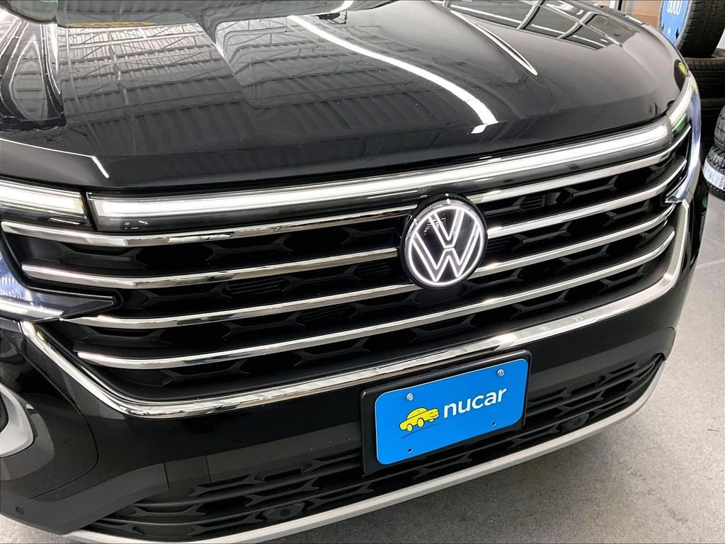 Used 2025 Black Volkswagen 2.0T SE w/Technology image 31