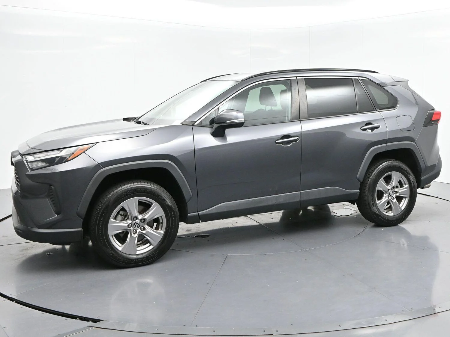 Used 2022 Magnetic Gray Metallic Toyota XLE image 4