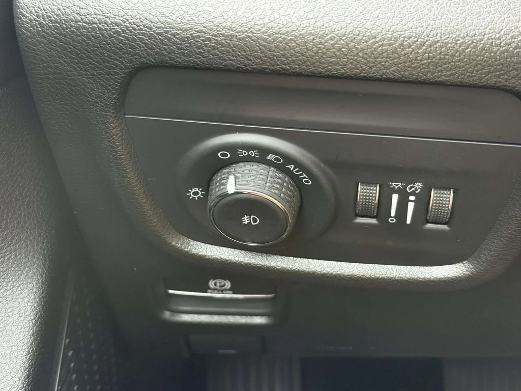 Used 2024  Jeep Limited image 27