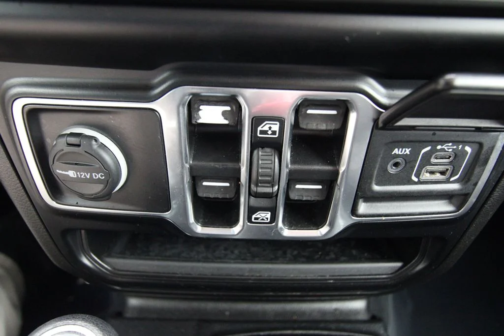 Used 2022 Green Jeep Sport image 25