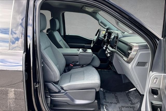 Used 2025 Agate Black Metallic Ford XLT image 5