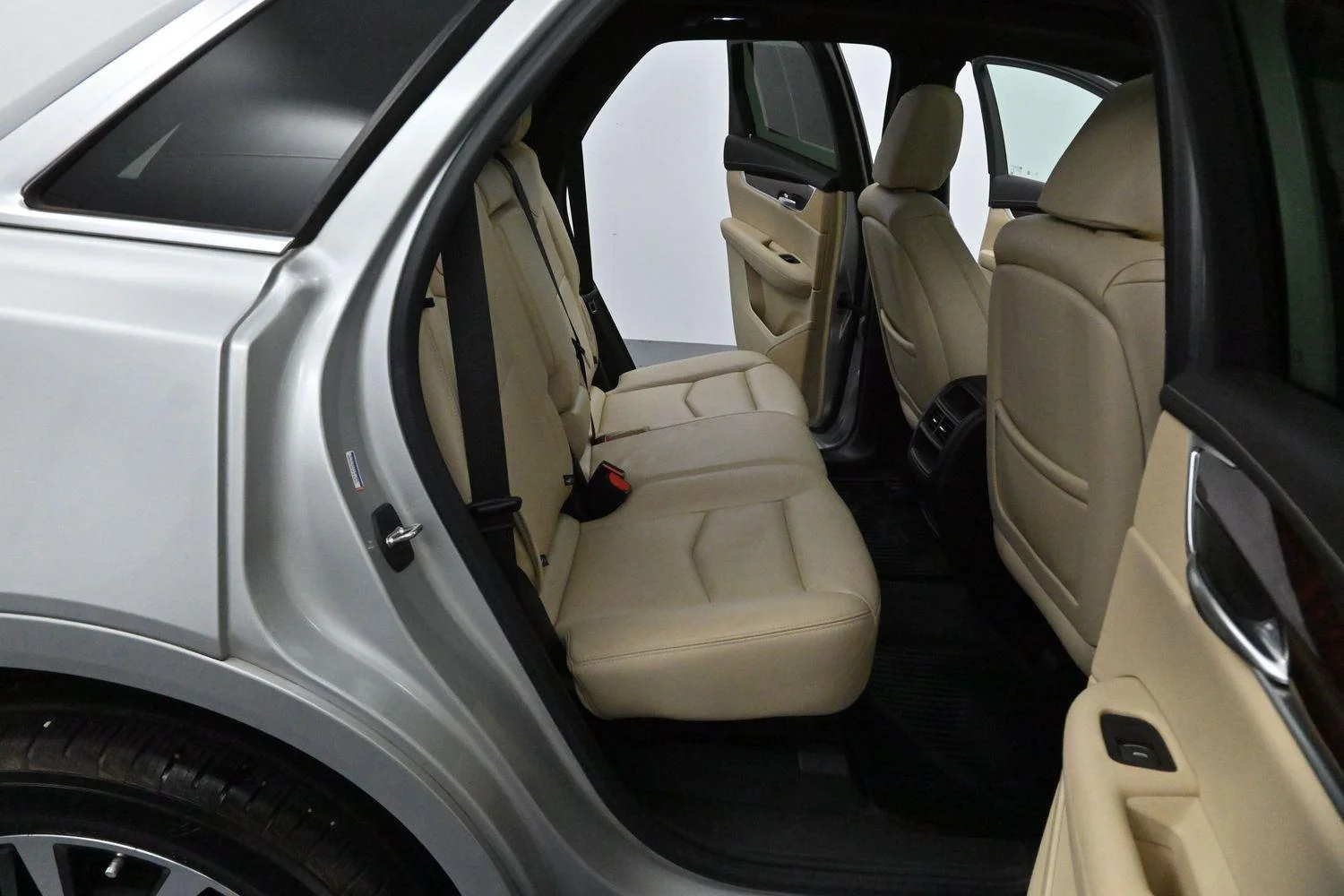 Used 2019 RADIANT SILVER METALLIC Cadillac Luxury FWD image 35