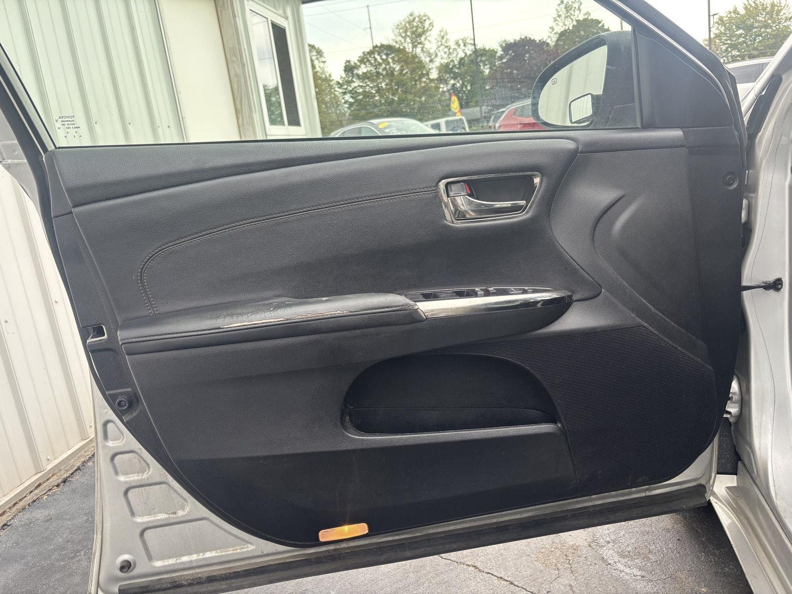 Used 2014  TOYOTA  image 28