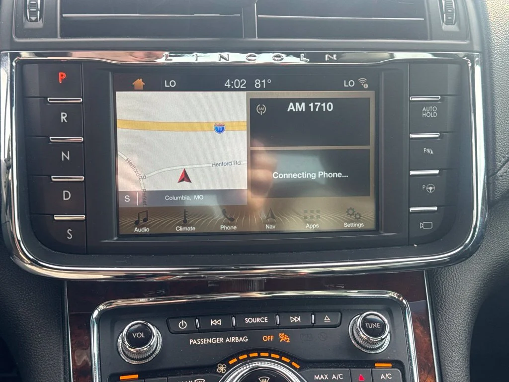 Used 2018 White Lincoln Select image 37