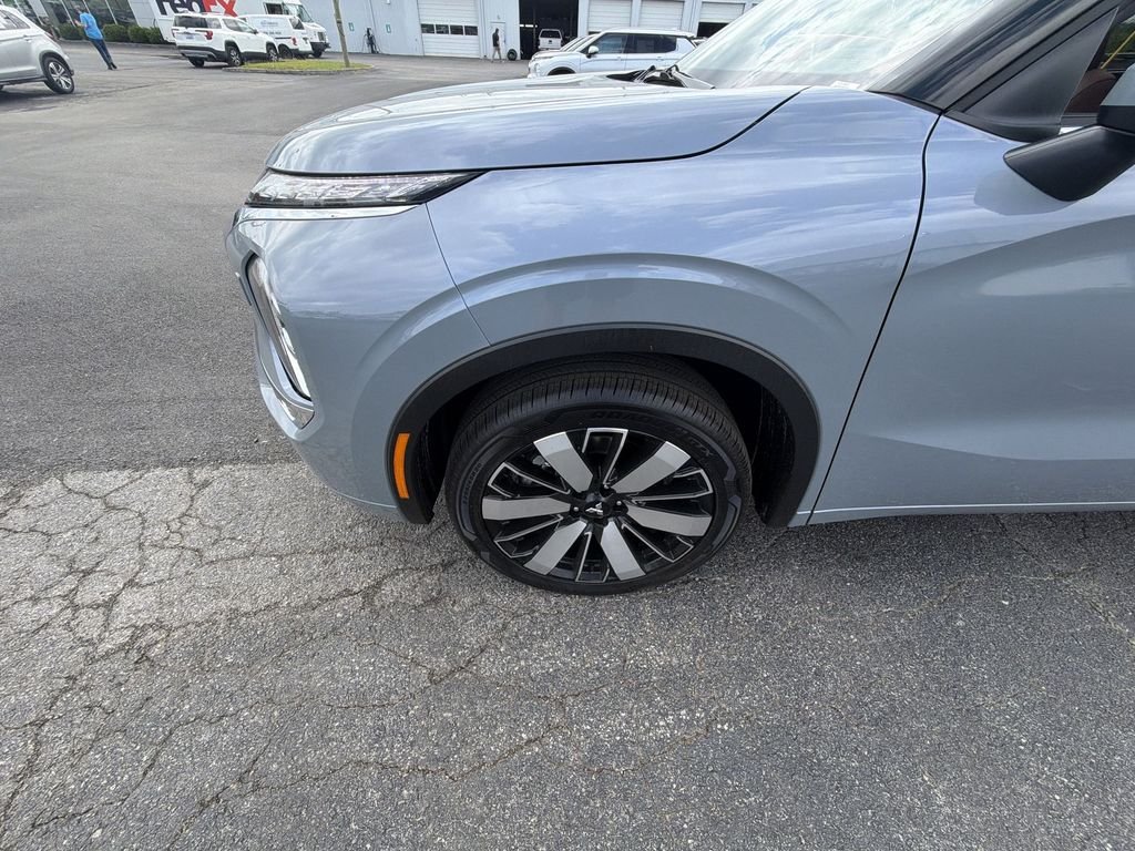 New 2026 Gray Mitsubishi SEL image 10