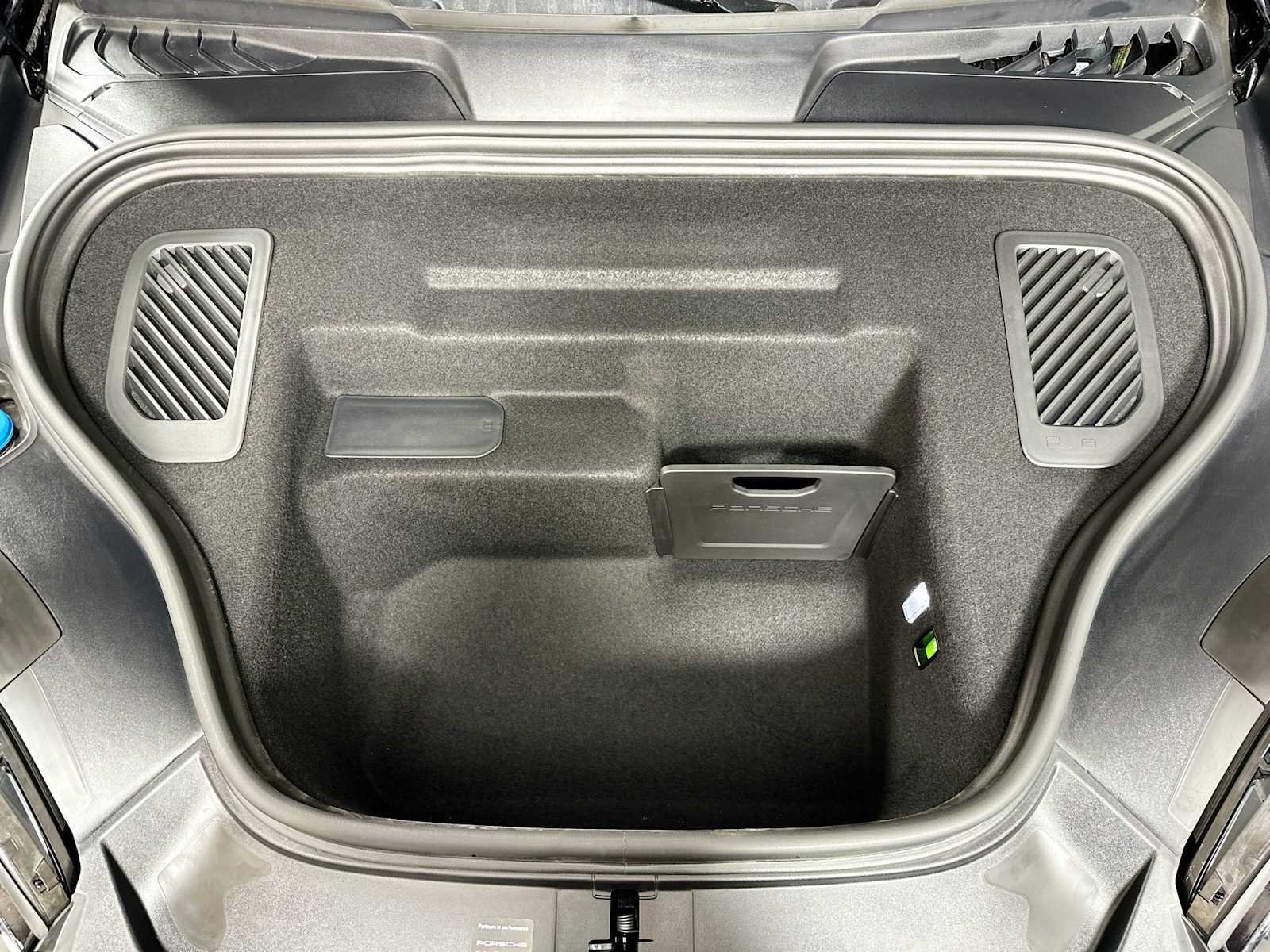 2025 Porsche Macan Turbo Electric - Photo 31