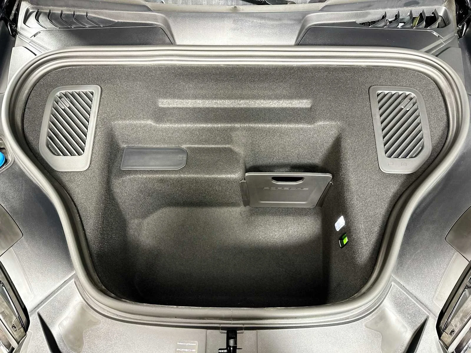 2025 Porsche Macan Turbo Electric - Photo 31