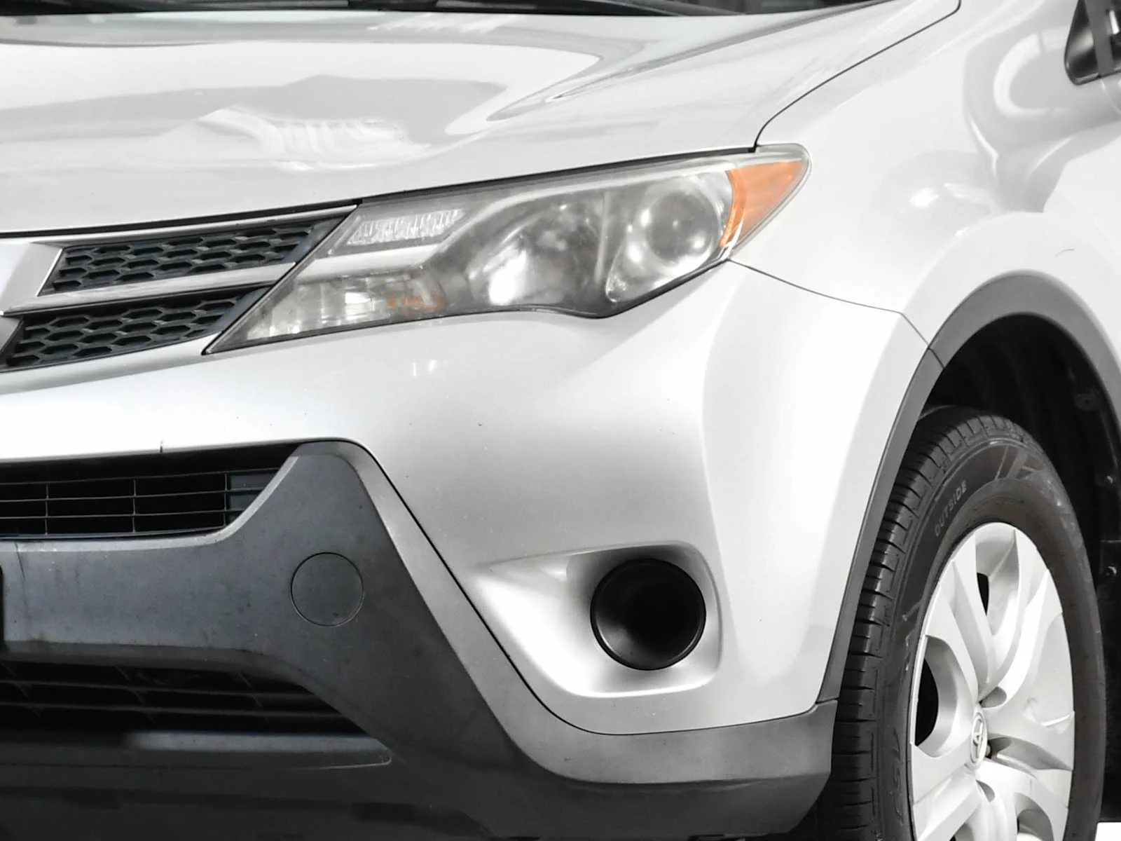 Used 2015 Classic Silver Metallic Toyota LE image 10