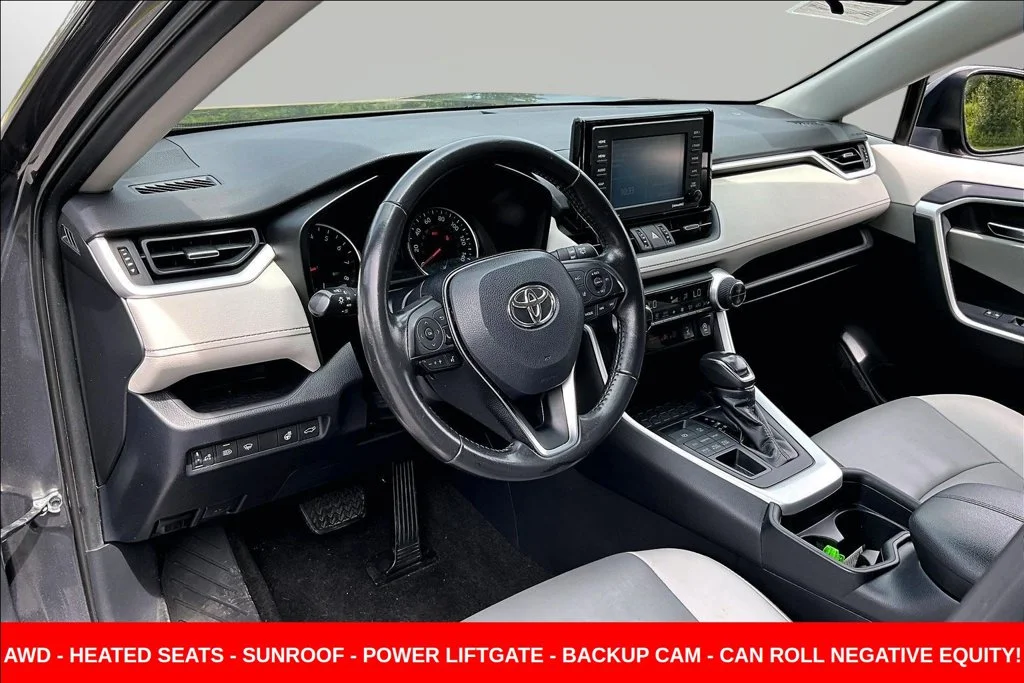 Used 2020 Gray Toyota XLE Premium image 17