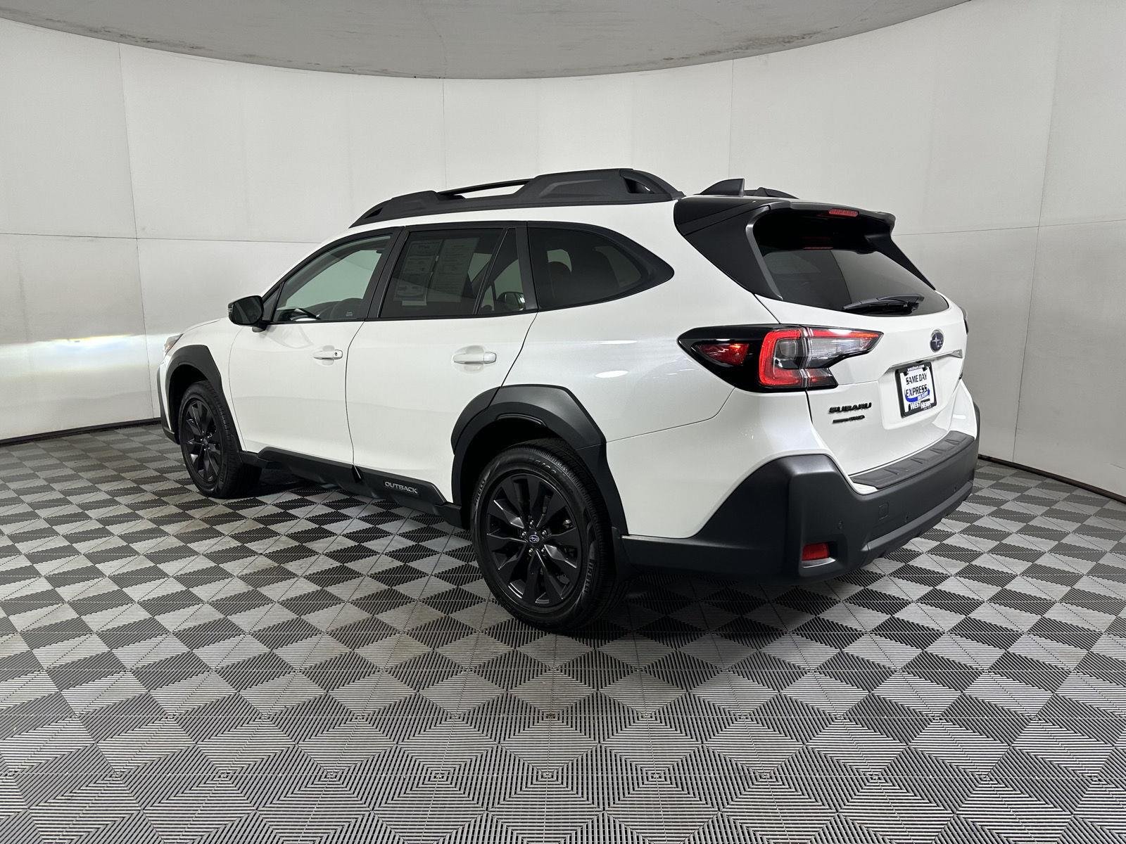Used 2025 Crystal White Pearl Subaru Onyx Edition image 6