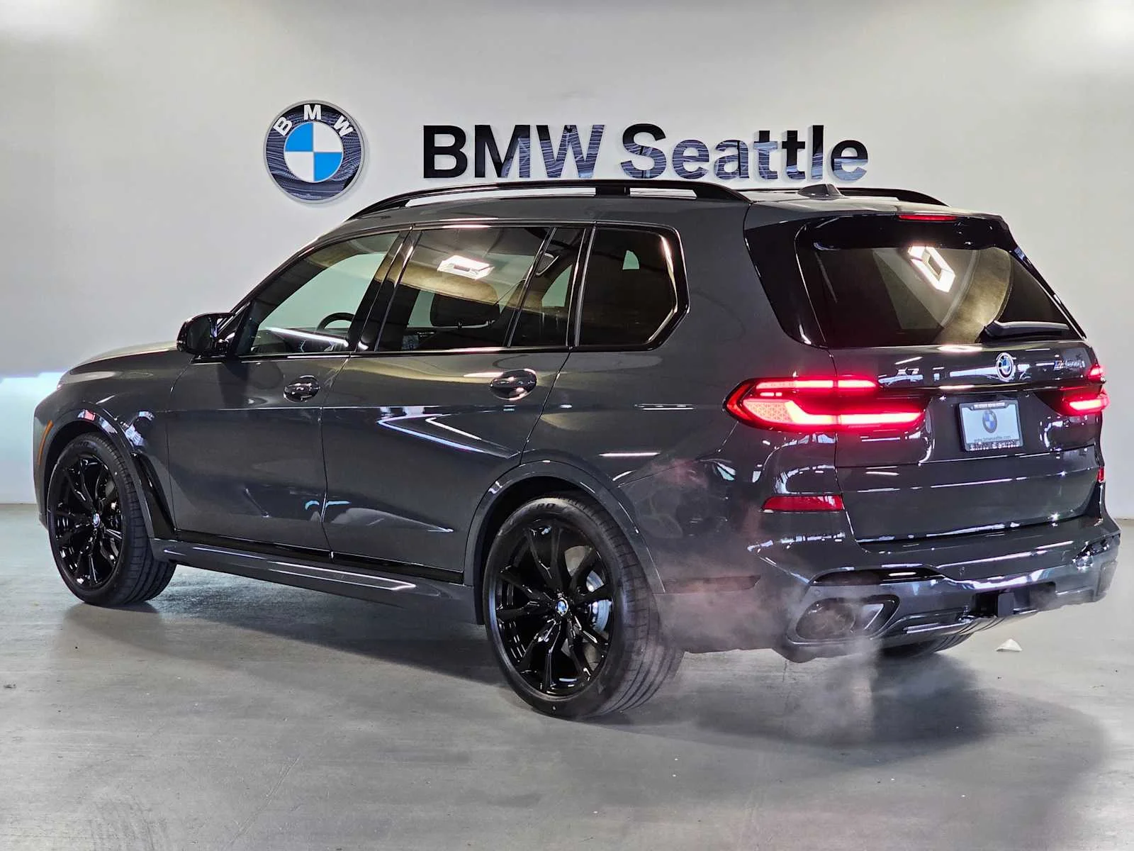 New 2026 Dravit Grey Metallic BMW M60i image 4
