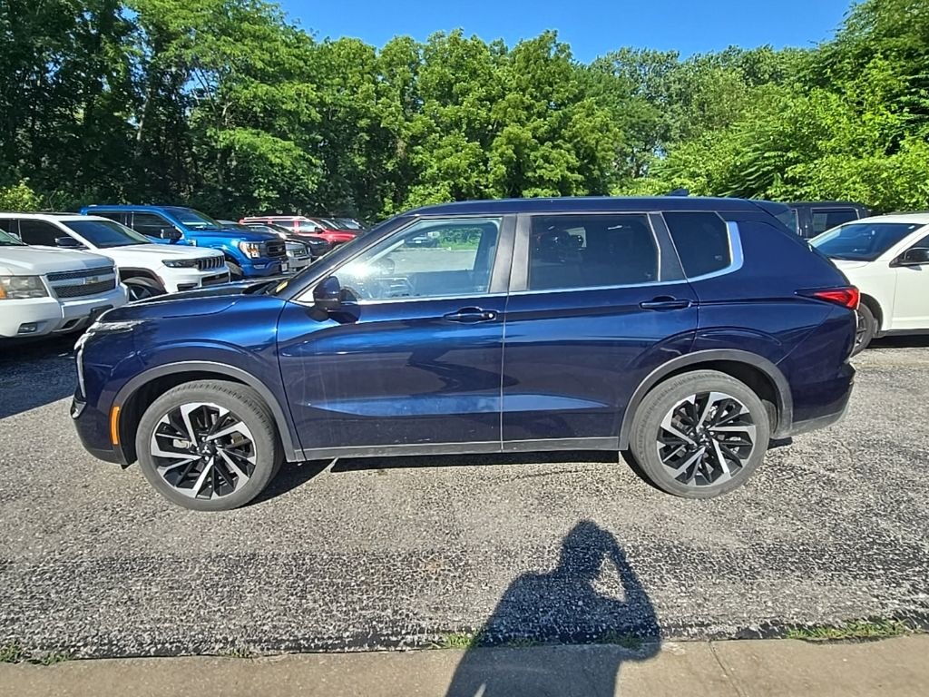 Used 2024 Blue Mitsubishi SE image 3
