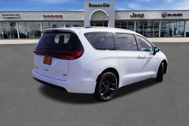 New 2026 Bright White Clear-Coat Exterior Paint Chrysler Select image 4