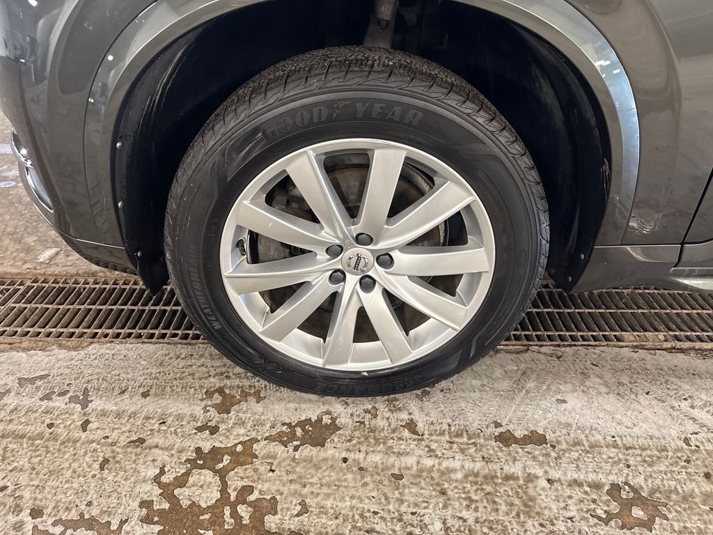 Used 2018 Green Volvo T5 Momentum image 10