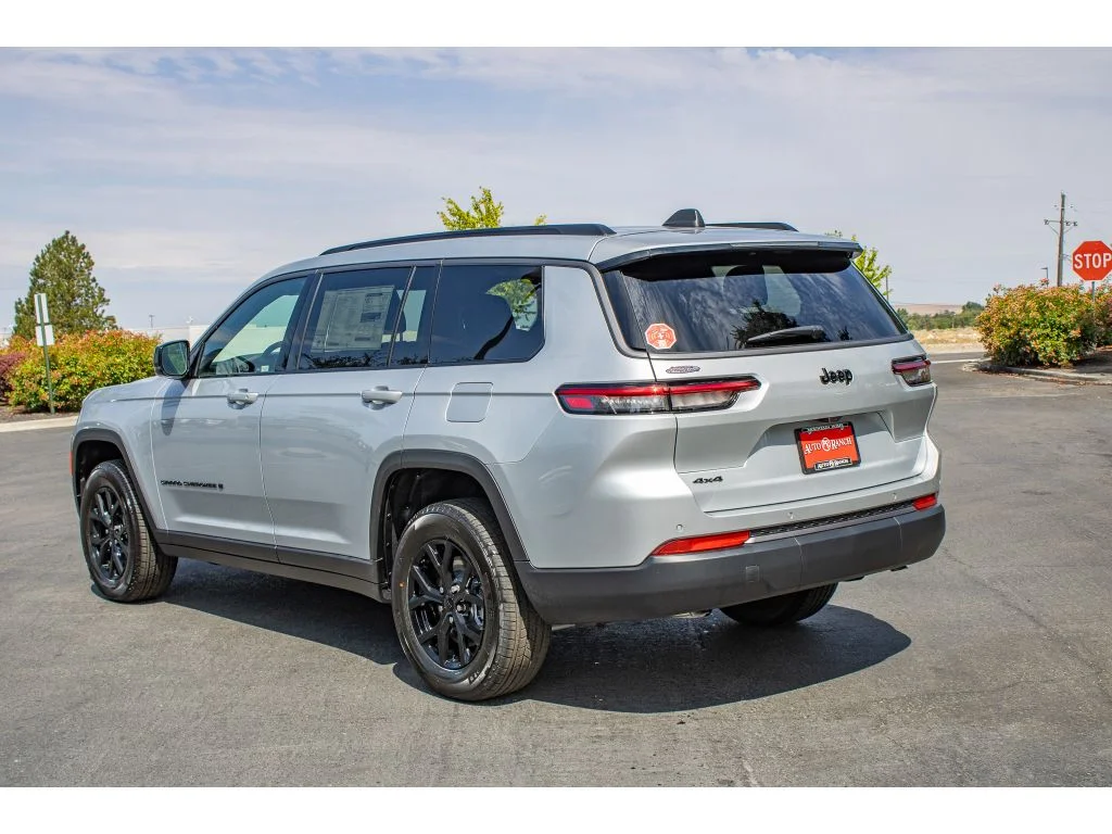 New 2026 Silver Zynith Exterior Paint Jeep Laredo Altitude image 6