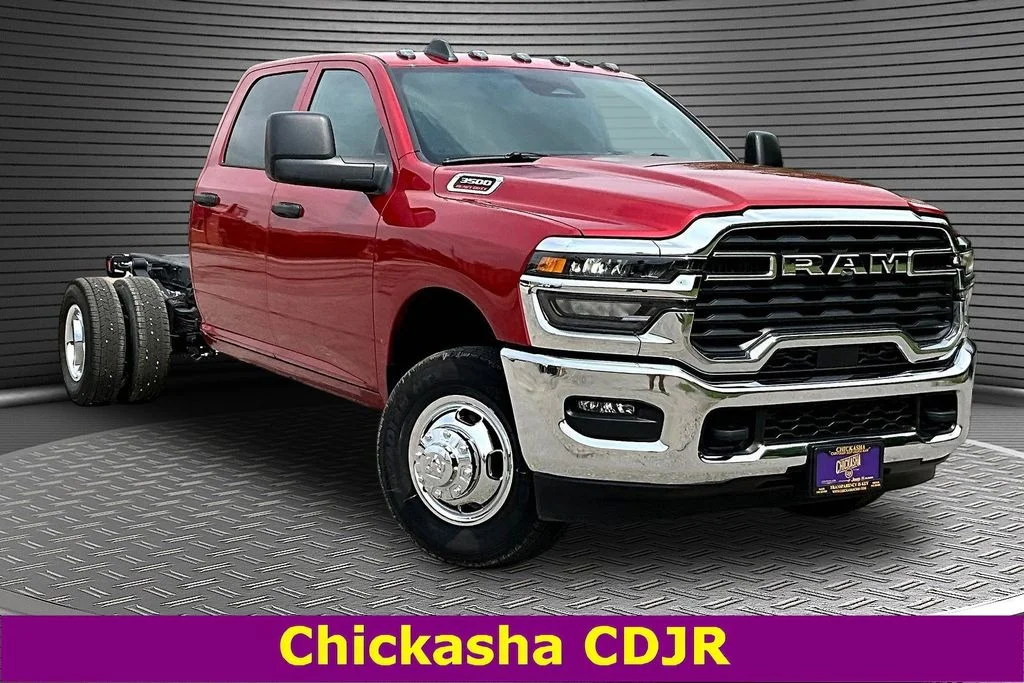 New 2026 Molten Red Pearl-Coat Exterior Paint RAM Tradesman image 2