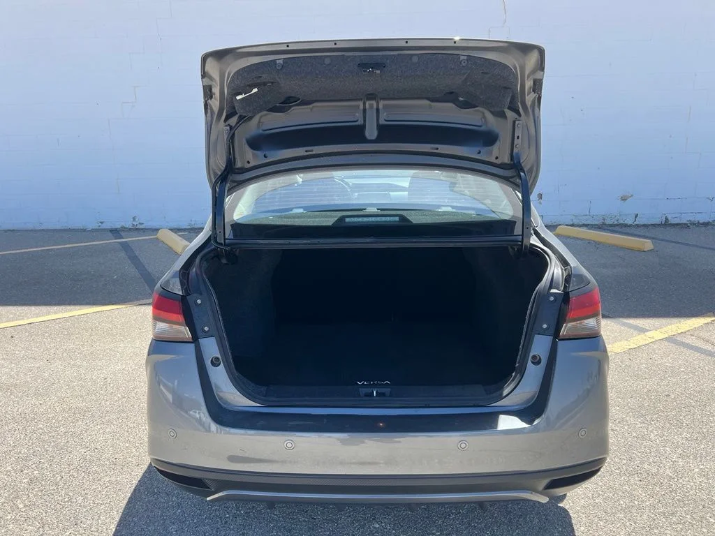 Used 2025 Gun Metallic Nissan 1.6 SV image 5