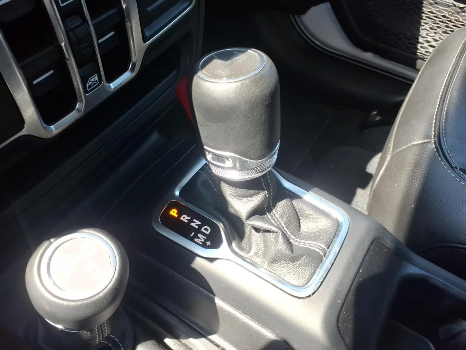 Used 2022 Bright White Clearcoat Jeep Unlimited Sahara image 9